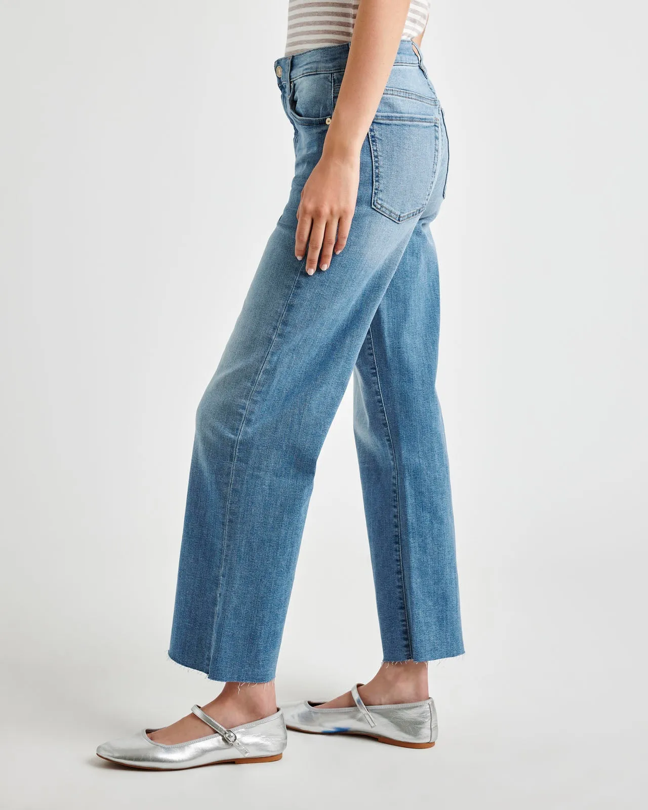 Light Wash Cropped Wide Leg Raw Hem Jean