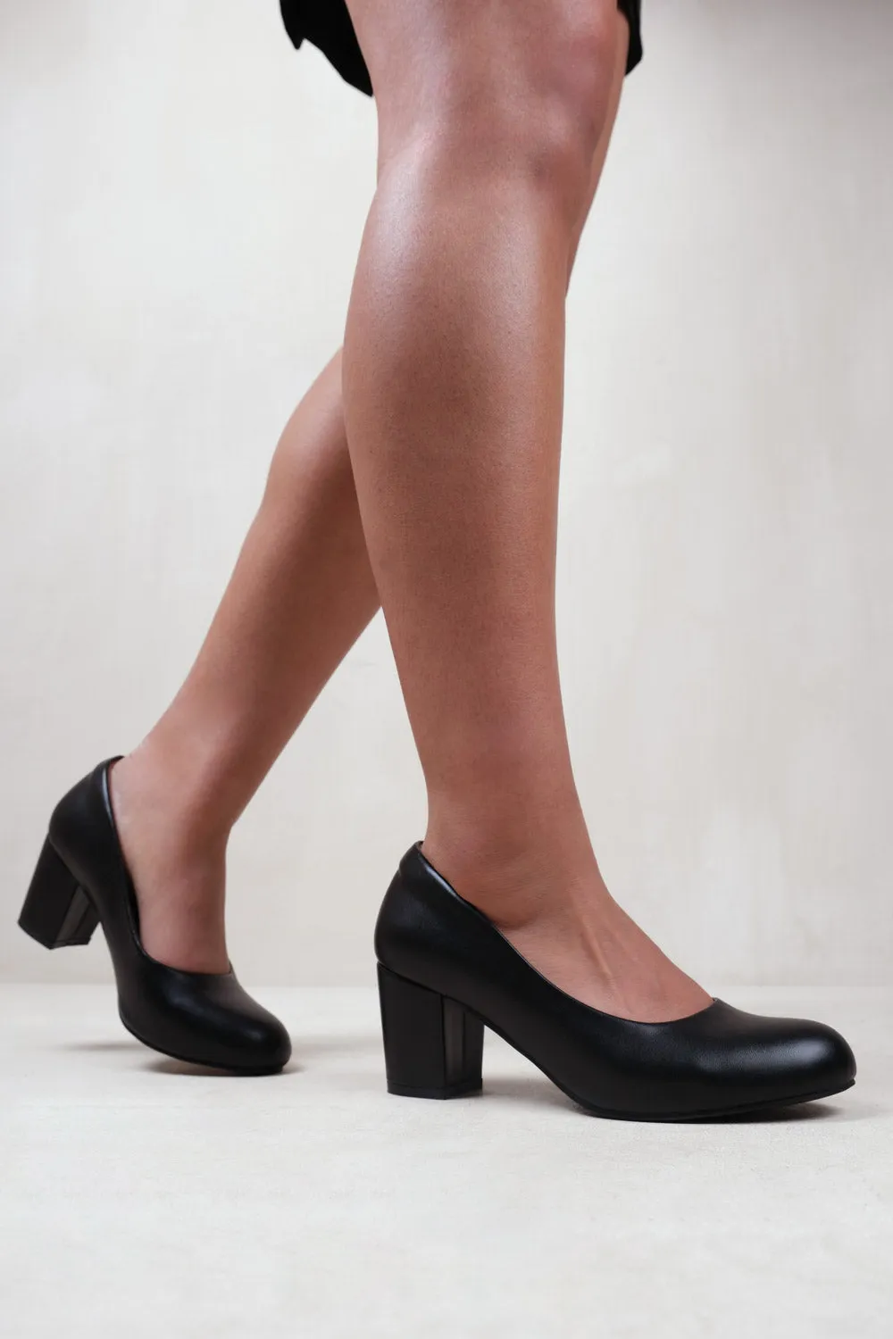 MELROSE WIDE FIT MID BLOCK HEEL COURT SHOES IN BLACK FAUX LEATHER